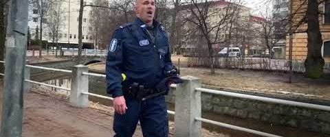 ВИДЕО: Финский полицейский исполнил советскую песню. Раньше ее пел Георг Отс
