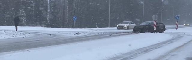 ВИДЕО | Два человека пострадали в аварии под Саку