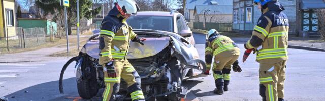ФОТО и ВИДЕО | В Вильянди произошла тяжелая авария, пострадали два человека