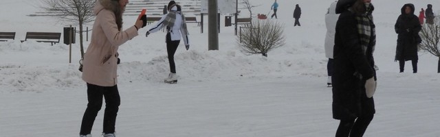 Каток рядом со спортхоллом: скамейка будет, освещение - нет
