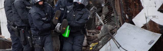 В ходе операции по выселению левых активистов из заброшенного дома в Берлине пострадали более 45 полицейских