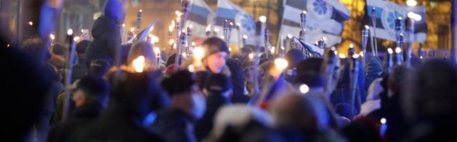 ФОТО и ВИДЕО | Eesti eest! В Старом Таллинне состоялось факельное шествие EKRE