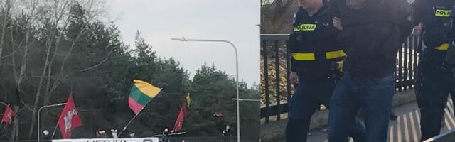 Скандал в Вильнюсе: доцент университета сорвал плакат „Литва для литовцев“ в День восстановления независимости страны