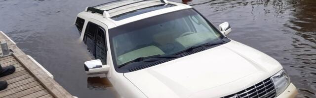 ФОТО | „Купил машину за полтора часа до несчастья“. Из реки Эмайыги вытащили затонувший внедорожник 