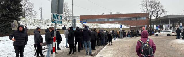 «На круглосуточную работу не хватает денег? Очередь перед погранпунктом Нарва-1 готова платить»