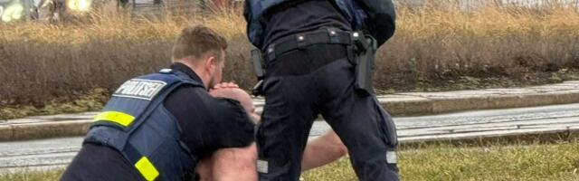 ФОТО и ВИДЕО | В центре Таллинна полиция задержала раздетого по пояс мужчину, который подозрительно себя вел  