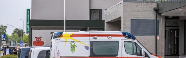 Вырвался из рук матери: маленький мальчик выбежал на дорогу и попал под машину