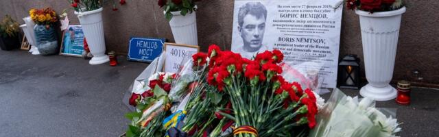 Посольство Эстонии в Москве почтило память Бориса Немцова возложением цветов в 11-ю годовщину его убийства