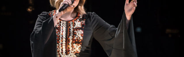 Похудела на 50 килограммов: Адель примерила старое платье