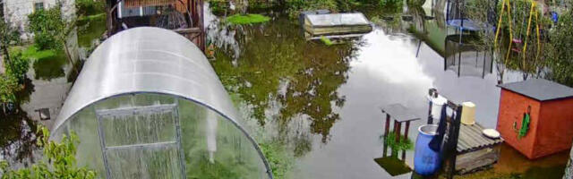 ВИДЕО | Сильный потоп в садах под Нарвой: улицы ушли под воду, пожилым понадобилась помощь спасателей