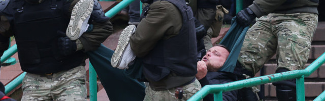 ФОТО и ВИДЕО | В Минске задержано более 900 человек. Силовики применили слезоточивый газ и светошумовые гранаты