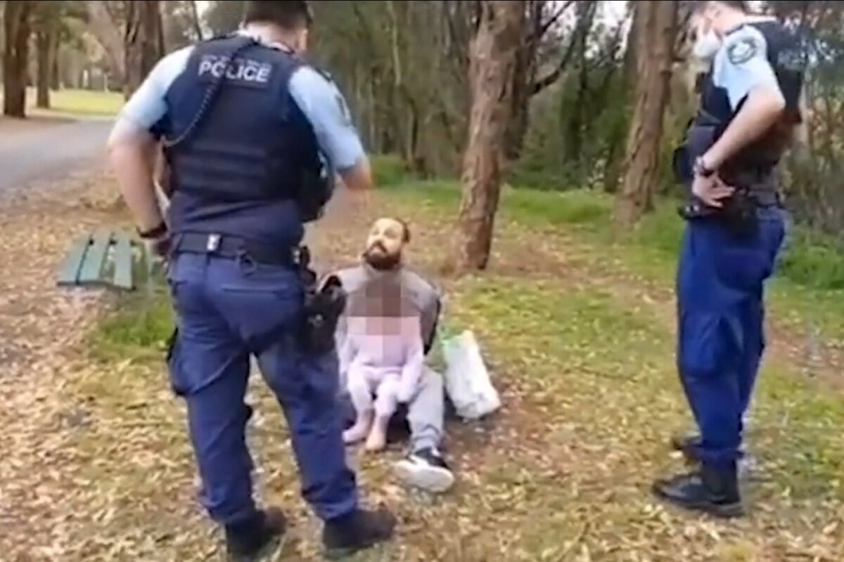Девушка полицейский арестовывает