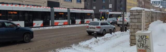 ВИДЕО И ФОТО | В Таллинне автомобиль столкнулся с трамваем — движение затруднено в обе стороны
