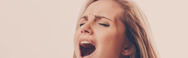 Почему женщины кричат и стонут во время секса?