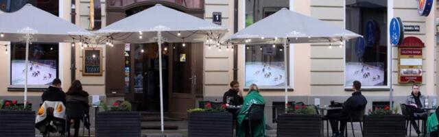 Поесть на улице: больше 200 заведений общепита хотят открыть в Риге летние кафе