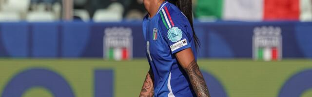 ФОТО | Романтика на женском Евро-2025: любовная пара может сыграть друг против друга в полуфинале