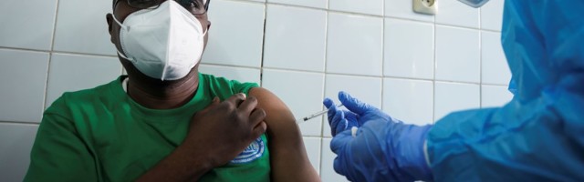 Буксующая вакцинация в Африке повышает риск для других стран