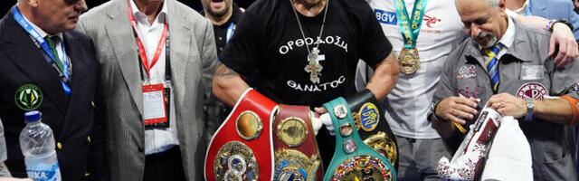 Александр Усик во второй раз стал абсолютным чемпионом мира в супертяжелом весе