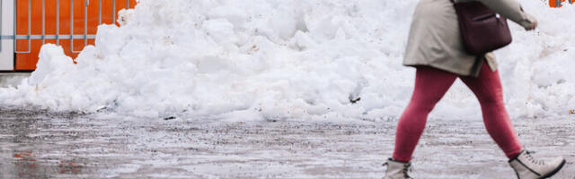 Гололед, мокрый снег и порывистый ветер: в пятницу пешеходам и автомобилистам будет непросто