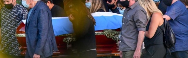 ФОТО и ВИДЕО: Марадону похоронили рядом с родителями