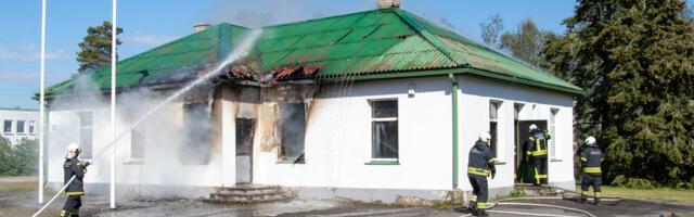 ФОТО и ВИДЕО | На Сааремаа загорелось здание, принадлежащее братьям Сынаялг