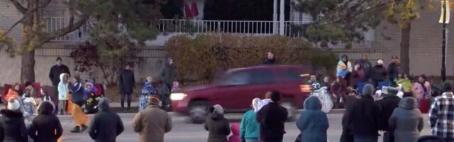 ВИДЕО | В США несколько человек погибли, когда внедорожник въехал в рождественский парад