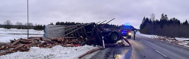 В Ида-Вирумаа из-за скользкой дороги лесовоз завалился на бок