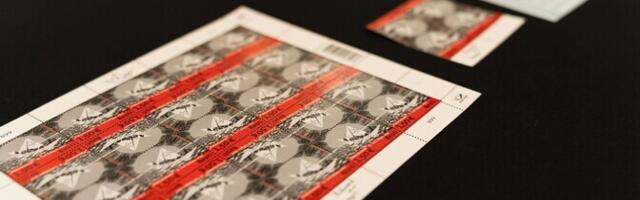 Произведение эстонского уличного художника нанесли на почтовую марку