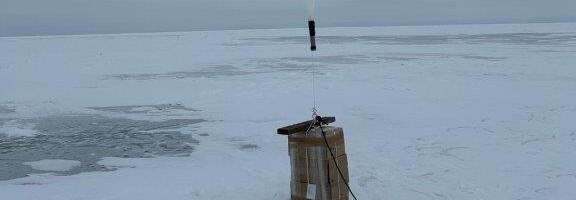 На Чудском озере рыбаки обнаружили воздушный шар с контрабандными сигаретами