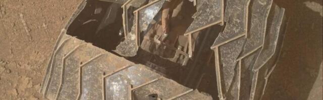 В колесе марсохода Curiosity появилась новая крупная пробоина