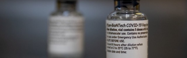 ЕС заказал еще 300 млн доз вакцины Pfizer