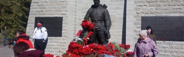 Почётный караул, несмотря на задержание организаторов, встал на военном кладбище Таллина