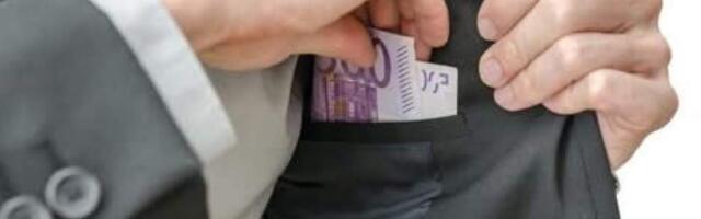 Сотрудники таможенно-налоговой полиции Службы госдоходов Латвии обвинены в хищении .