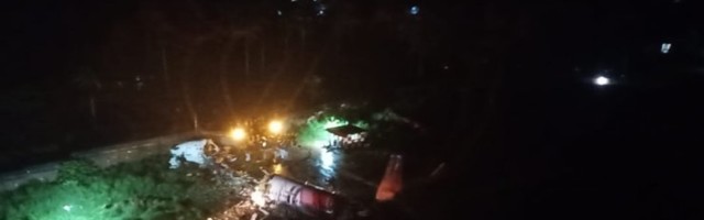 В Индии пассажирский самолет после посадки разломился пополам. Погибли не менее 20 человек