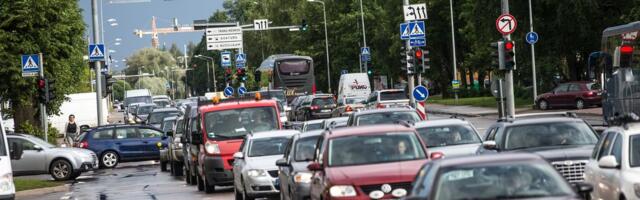 В Тарту в час пик возникла настолько большая пробка, что строительные работы остановили