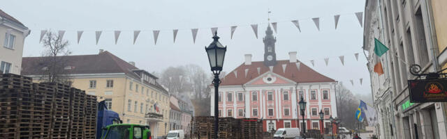 На Ратушной площади в Тарту началось строительство катка
