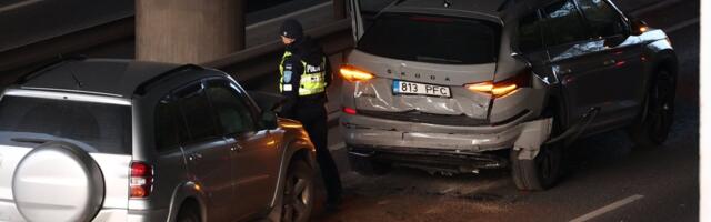 ФОТО | ДТП на Ярвевана в Таллинне: столкнулись три автомобиля, одного пострадавшего доставили в больницу