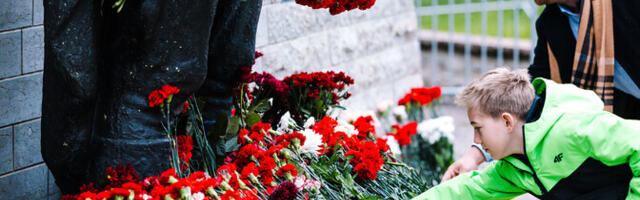 ФОТО и ВИДЕО: жители Таллинна 9 мая несут цветы к Бронзовому солдату