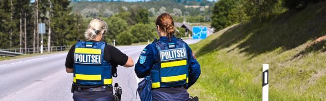 Подростки ехали на крыше авто и упали, столкнулись два мотоциклиста. Что еще произошло на доргогах за сутки?