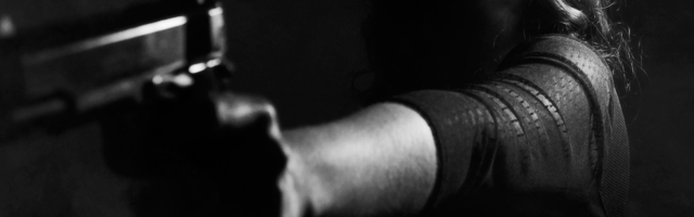 Суд арестовал женщину, выстрелившую в своего мужа, известного инструктора по стрельбе