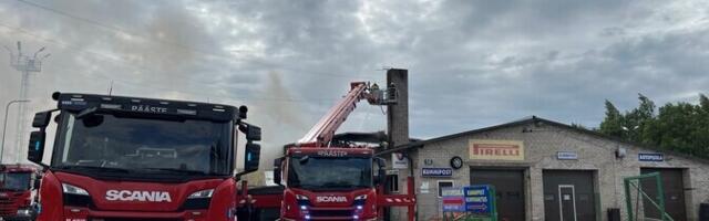 ФОТО: в Йыгева загорелось здание с музеем и ремонтной мастерской