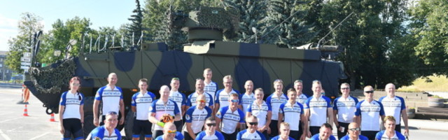 В Нарву на велосипедах прибыла боевая группа НАТО