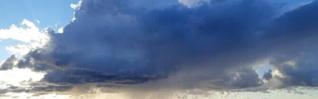 В понедельник облачно, кратковременные осадки, +14...+19