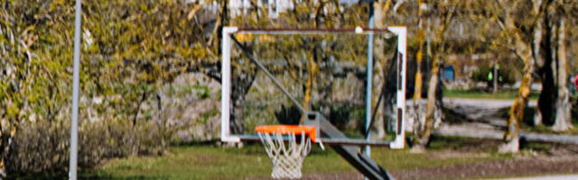 В Валга пьяная женщина с ножом угрожала подросткам на баскетбольной площадке