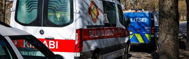 В Пыхья-Таллинне автомобиль врезался в стену: водитель не мог выбраться