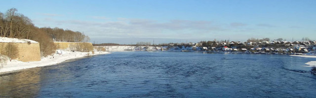 Полиция устанавливает личность утонувшей в реке Нарва женщины