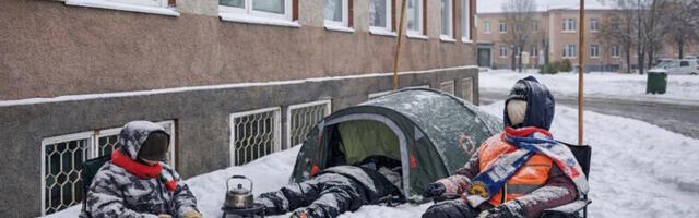 Под окнами Нарвской больницы прошел необычный перформанс в поддержку пациента