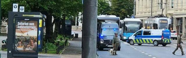 У театра „Эстония“ из-за бомбовой угрозы перекрывали улицу 