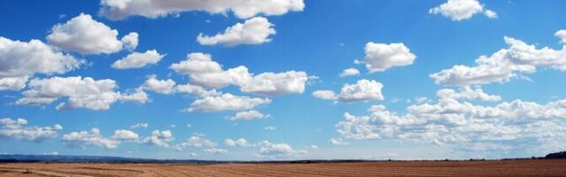 В четверг облачно с прояснениями, +17..+23