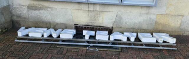 На фасаде Театра Сюдалинна устанавливают новую вывеску